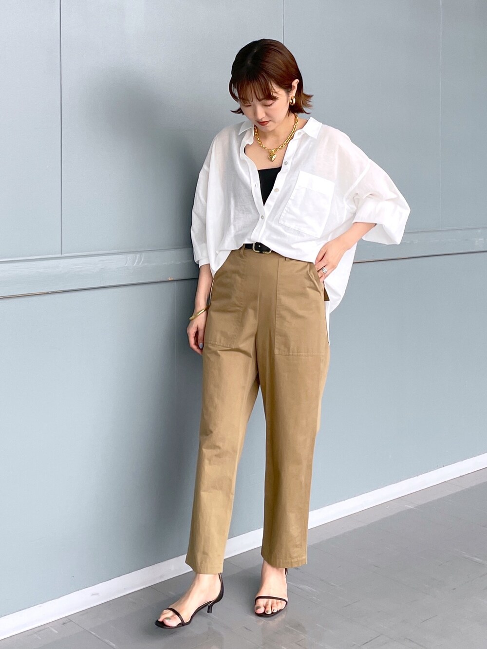 イエロー系のその他パンツ、ホワイト系のシャツ/ブラウス、ブラック系のタンクトップを着用したレディースの夏コーディネートの2枚目の写真