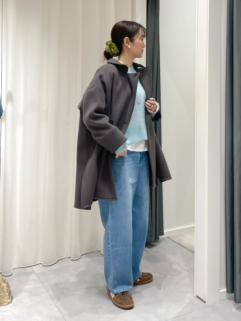 「ブルー、ブルーコーデ、真冬のあったかスタイル、デニム、楽チンコーデ、パンツスタイル、リラックススタイル、ラフコーデ、オトナカジュアル、デイリーカジュアル、おでかけコーデ、冬アウター、アウターコーデ、高身長女子、ニット」｜「DouDouの軽量ウールテントコート（その他アウター、グレー系）」を使った、DouDou_serikaさん（レディース・167cm）の冬コーディネートの2枚目の写真