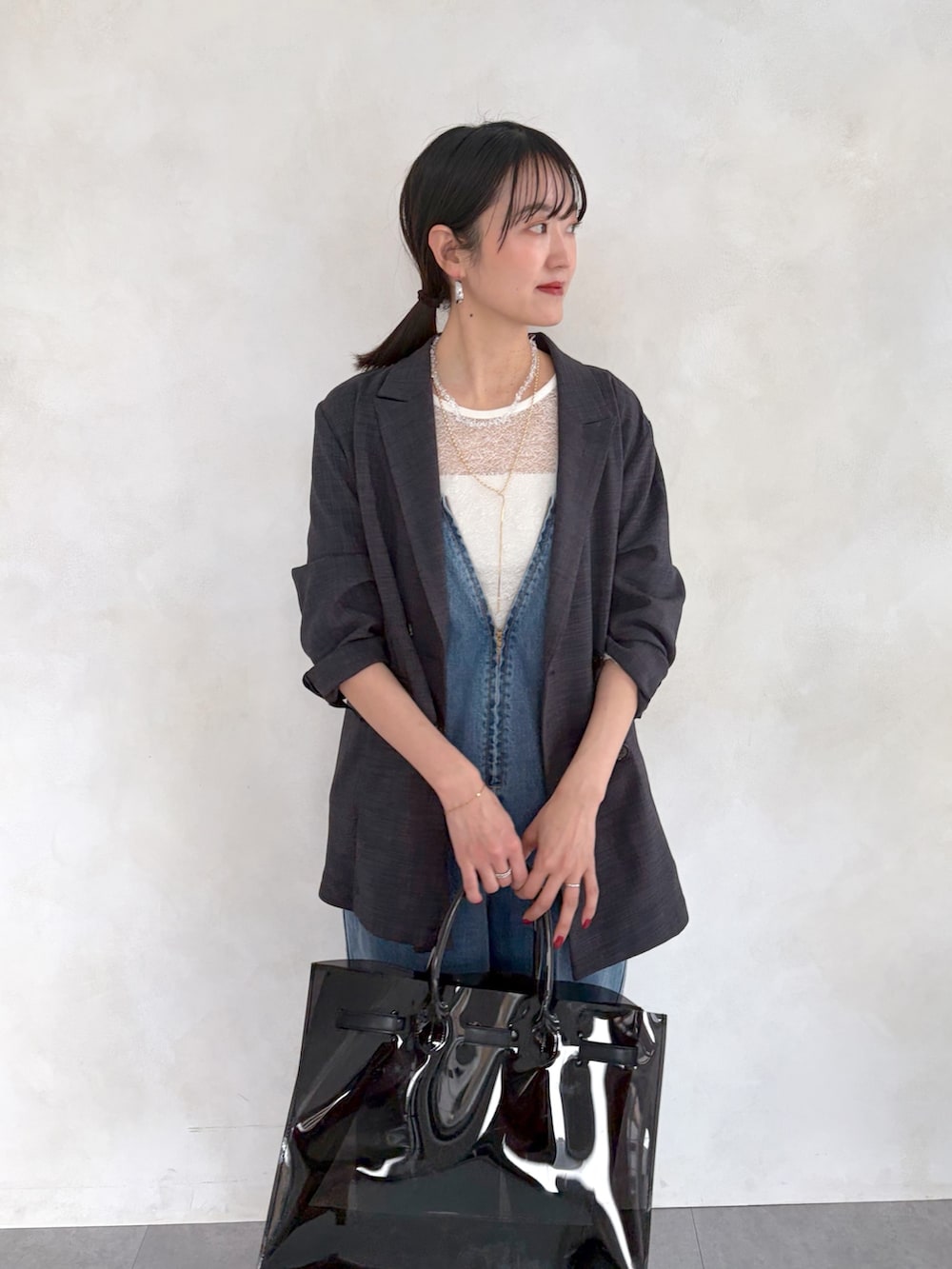 ブルー系のつなぎ/オールインワン、グレー系のテーラードジャケット、ホワイト系のTシャツ/カットソーを着用したレディースの冬コーディネートの3枚目の写真