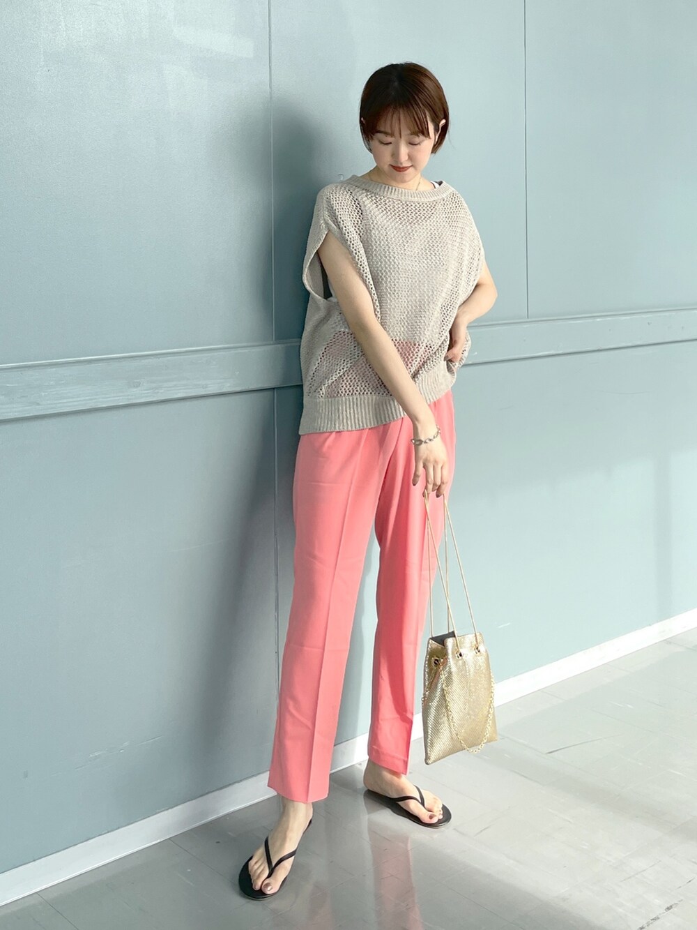ベージュ系のニット/セーター、ピンク系のその他パンツ、ゴールド系のショルダーバッグを着用したレディースの春コーディネートの2枚目の写真