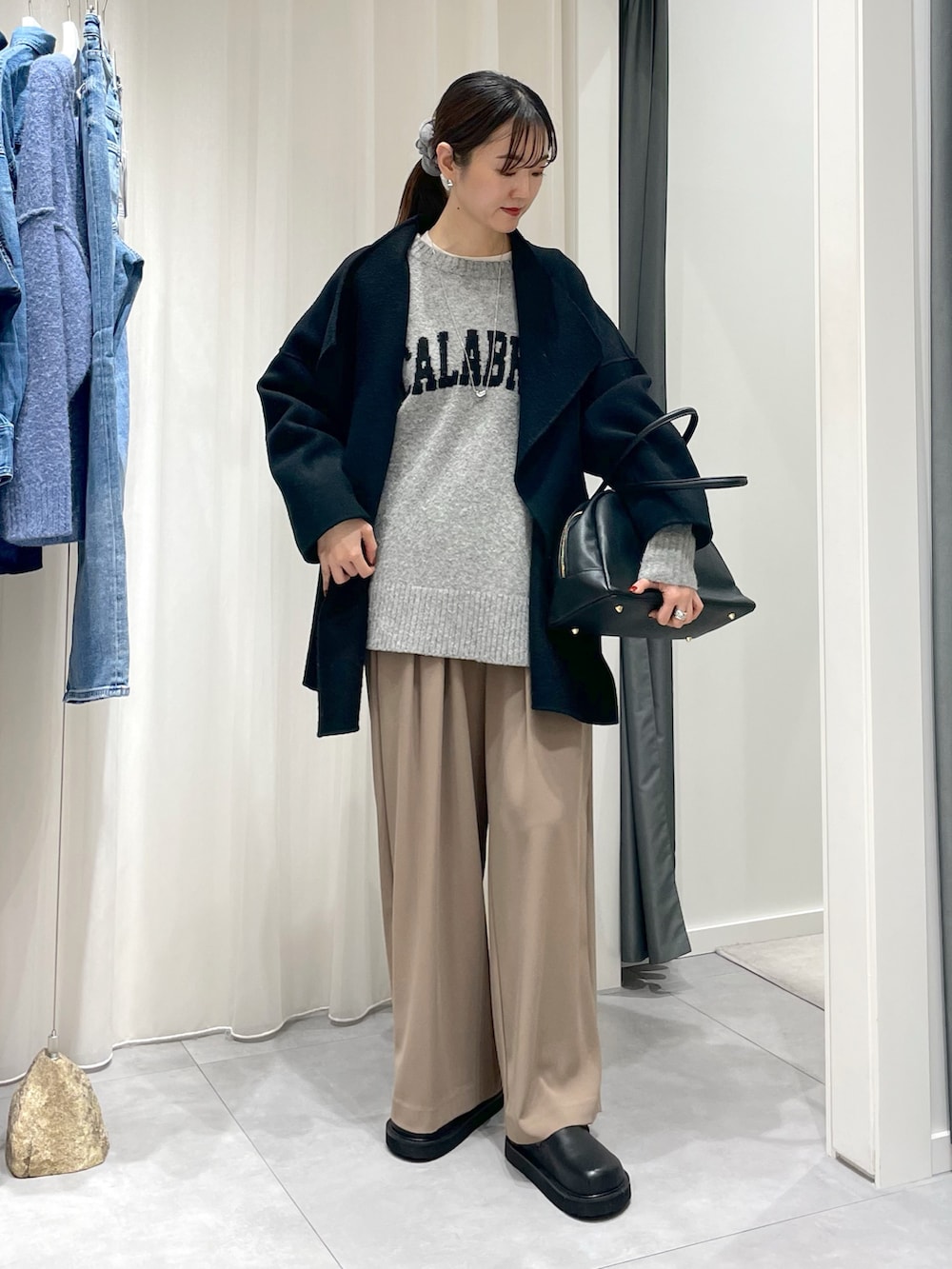 「冬コーデ、マイベストコーデ2024、ニット、ロゴニット、タックワイドパンツ、ハーフコート、ケミカルデニム、高身長女子、あったかコーデ、ルーズシルエット」｜「DouDouのハンドメイドミドル丈コート（その他アウター、ブラック系）」を使った、DouDou_serikaさん（レディース・167cm）の冬コーディネートの2枚目の写真