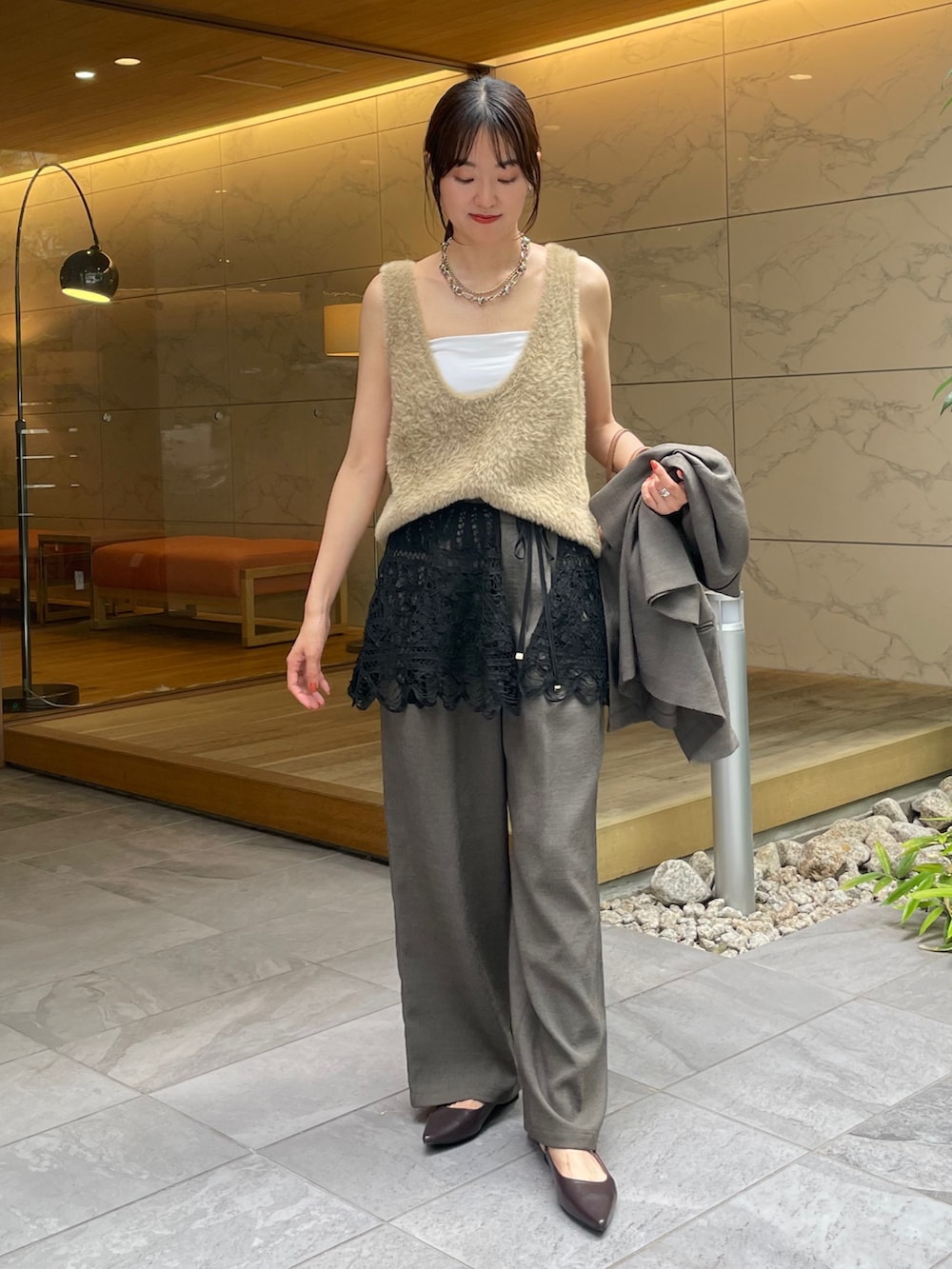 「タンクトップ、ノースリーブ、きれいめカジュアル、お出かけコーデ、レイヤードスタイル、今日のコーデ、おでかけ服、秋服準備はじめました、高身長女子、シャギー、シャギーベスト」｜「DouDouのカップ付ショート丈キャミ（キャミソール、ホワイト系）」を使った、DouDou_serikaさん（レディース・167cm）の夏コーディネートの2枚目の写真