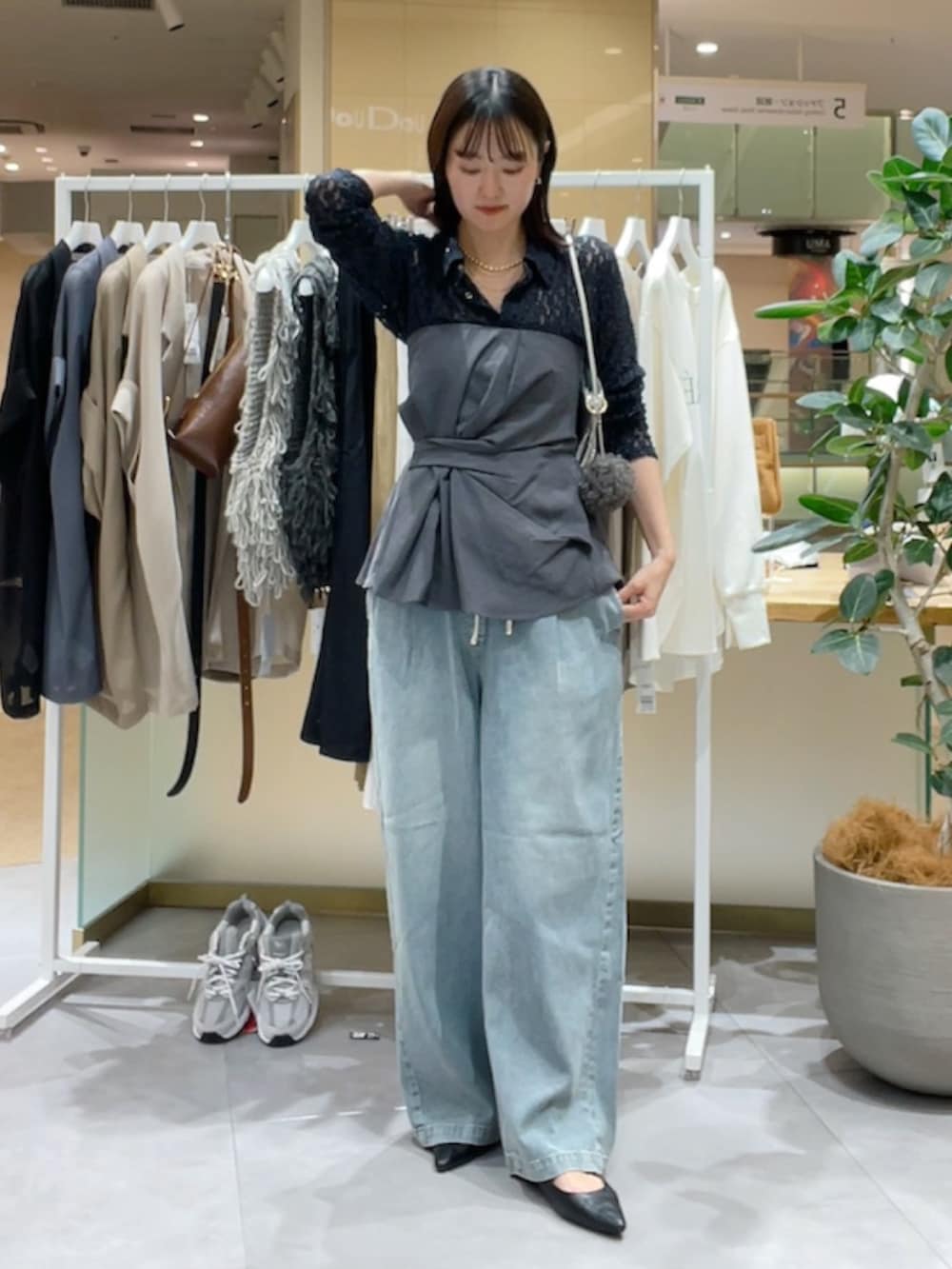 グレー系のシャツ/ブラウス、ブルー系のシャツ/ブラウス、ブルー系のデニムパンツを着用したレディースの秋コーディネートの2枚目の写真