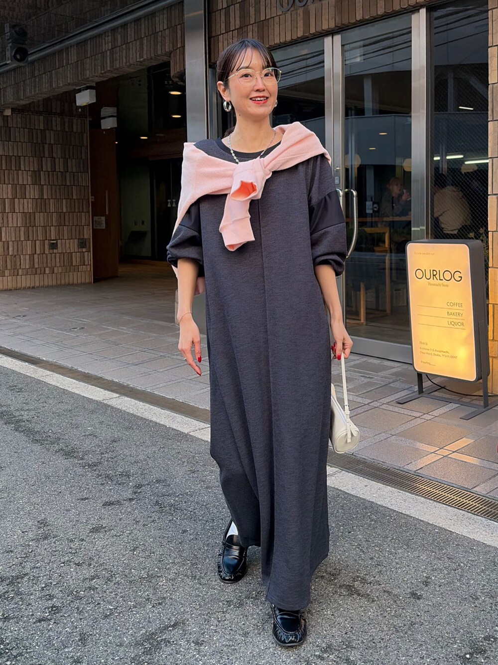 ブルー系のワンピース、ピンク系のTシャツ/カットソーを着用したレディースの冬コーディネートの3枚目の写真