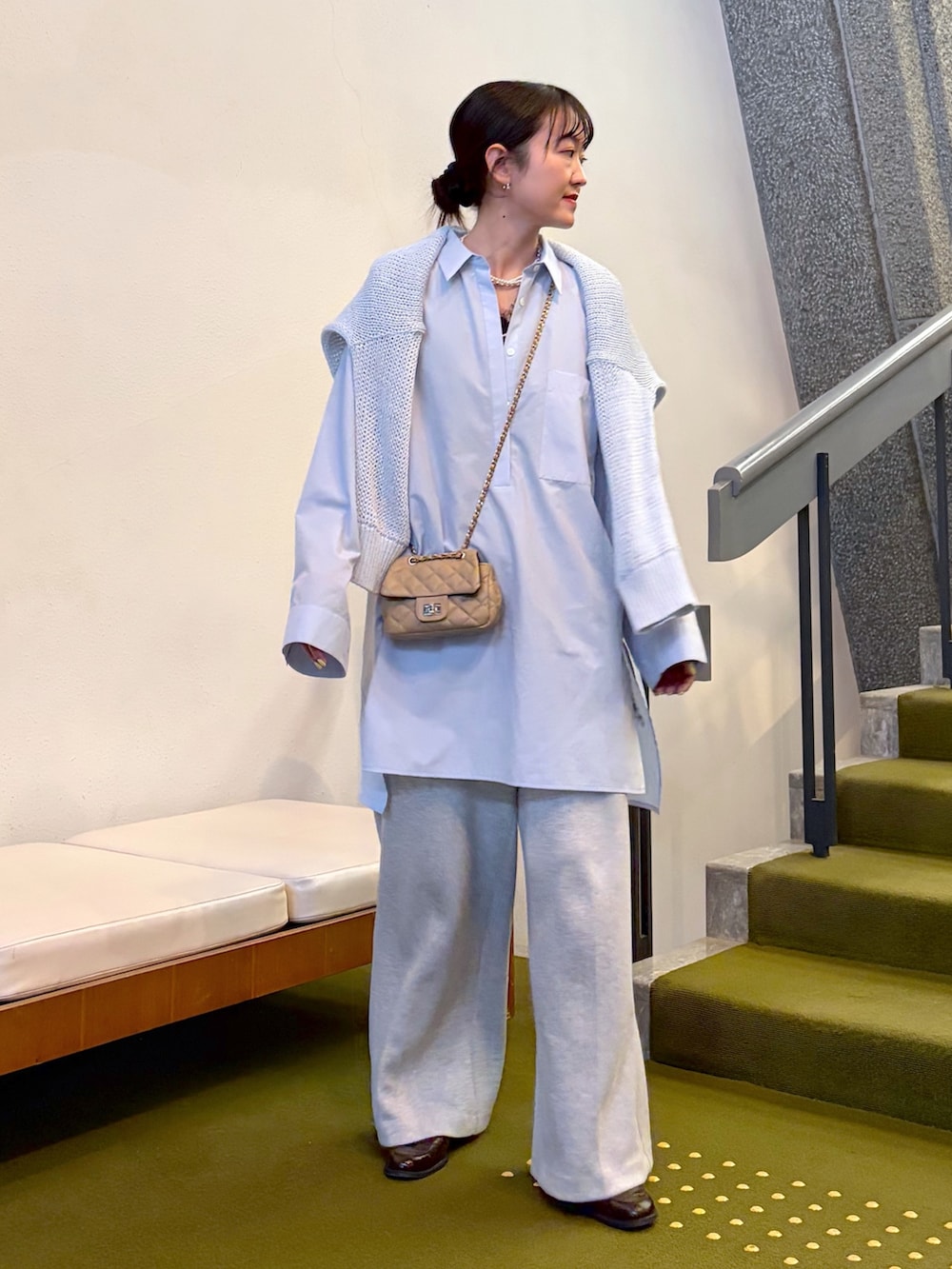 ブルー系のシャツ/ブラウス、ブルー系のニット/セーター、グレー系のその他パンツを着用したレディースの冬コーディネートの3枚目の写真