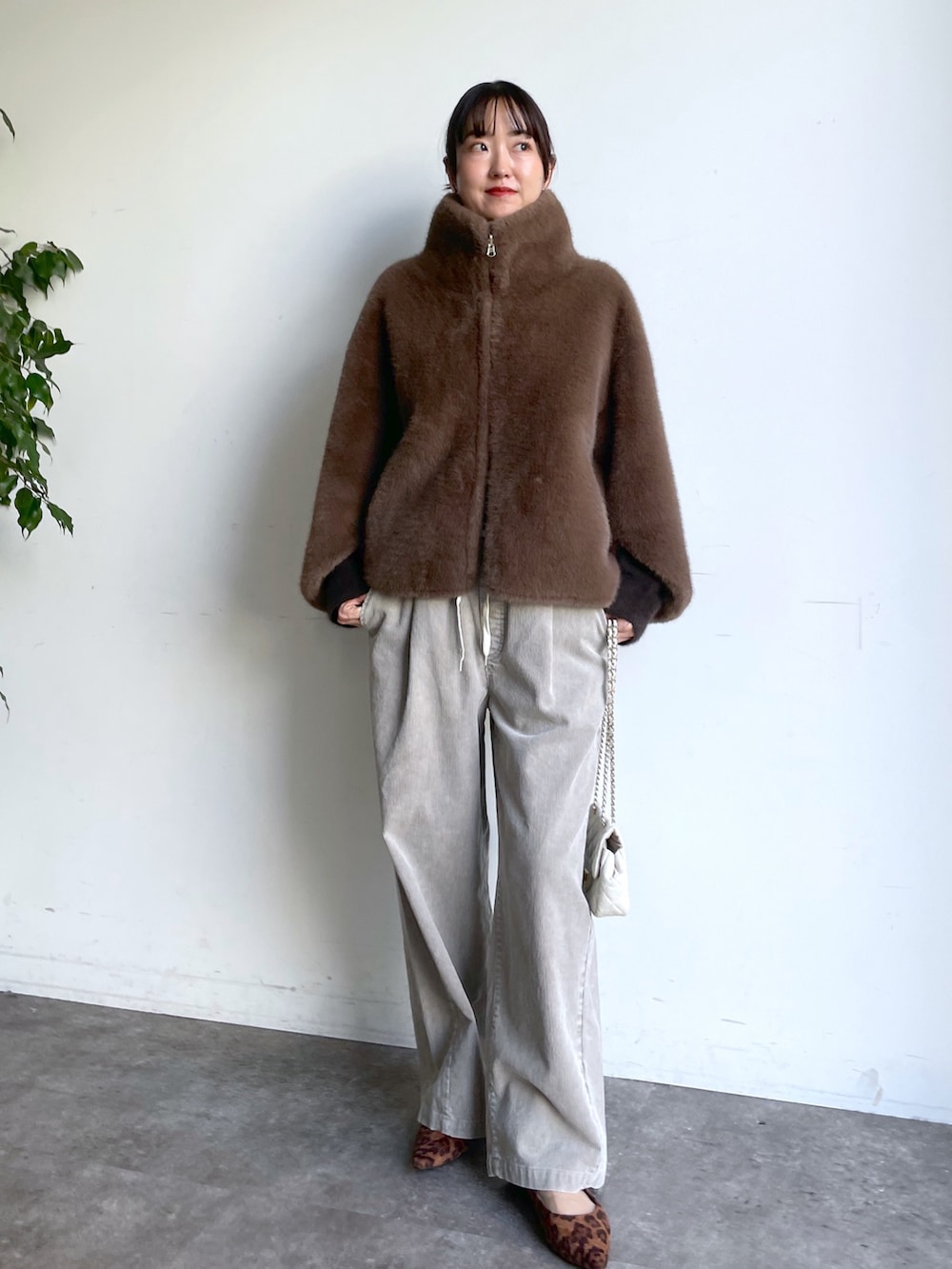 ブラウン系のその他アウター、ブラウン系のニット/セーター、ベージュ系のその他パンツを着用したレディースの秋コーディネートの3枚目の写真