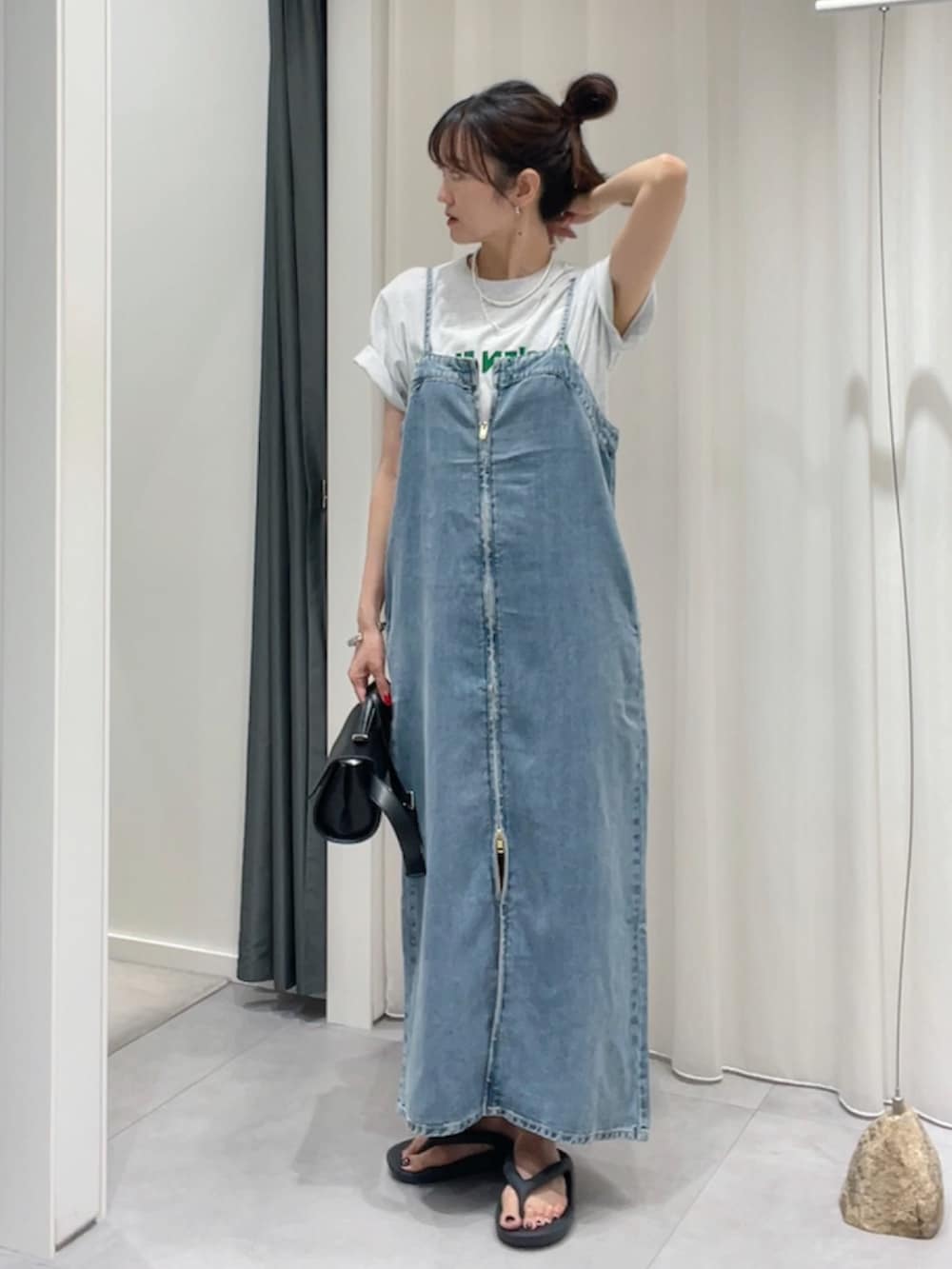 グレー系のTシャツ/カットソー、ブルー系のワンピース、ブラック系のショルダーバッグを着用したレディースの夏コーディネートの2枚目の写真