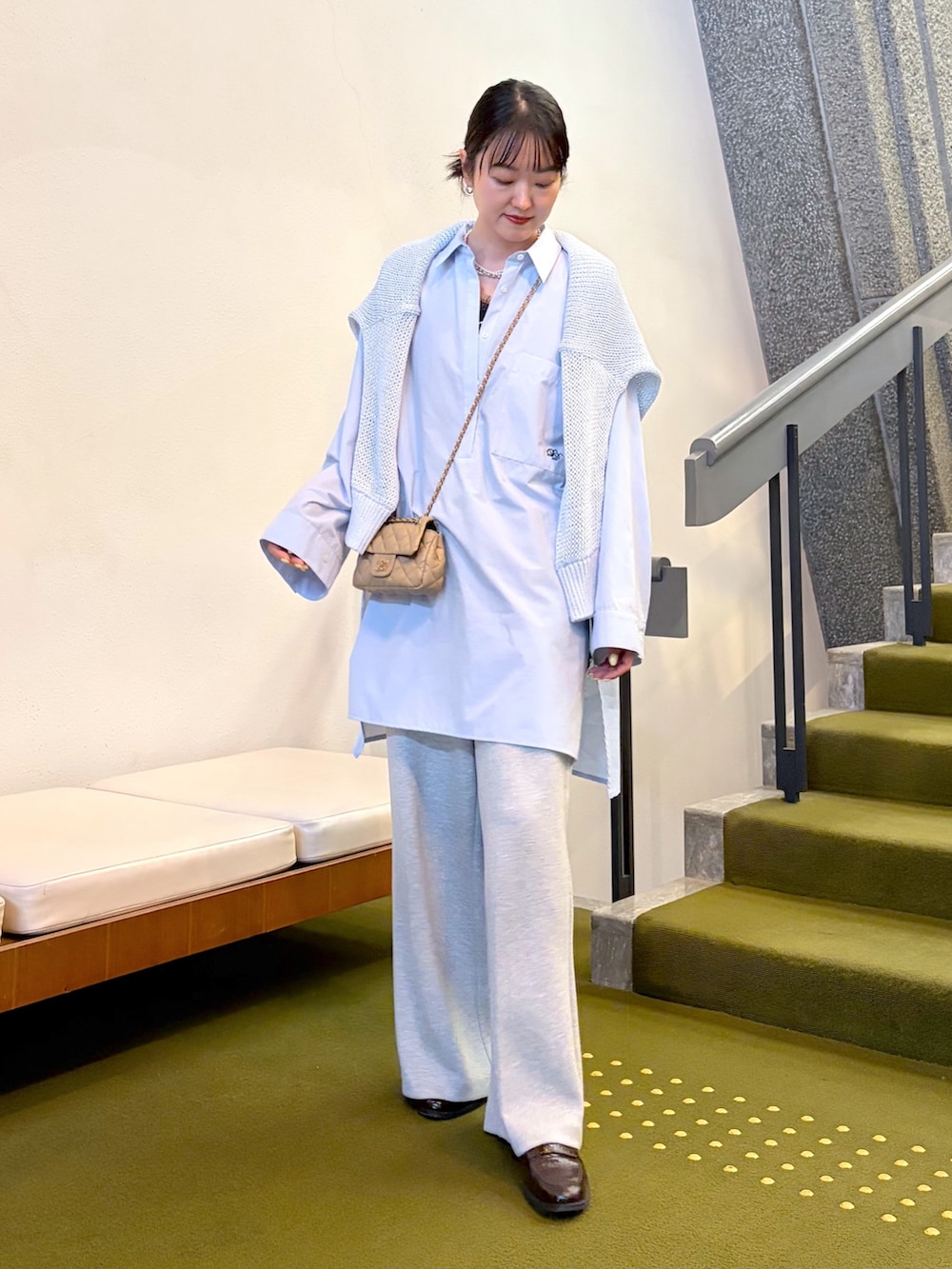 ブルー系のシャツ/ブラウス、ブルー系のニット/セーター、グレー系のその他パンツを着用したレディースの冬コーディネートの2枚目の写真