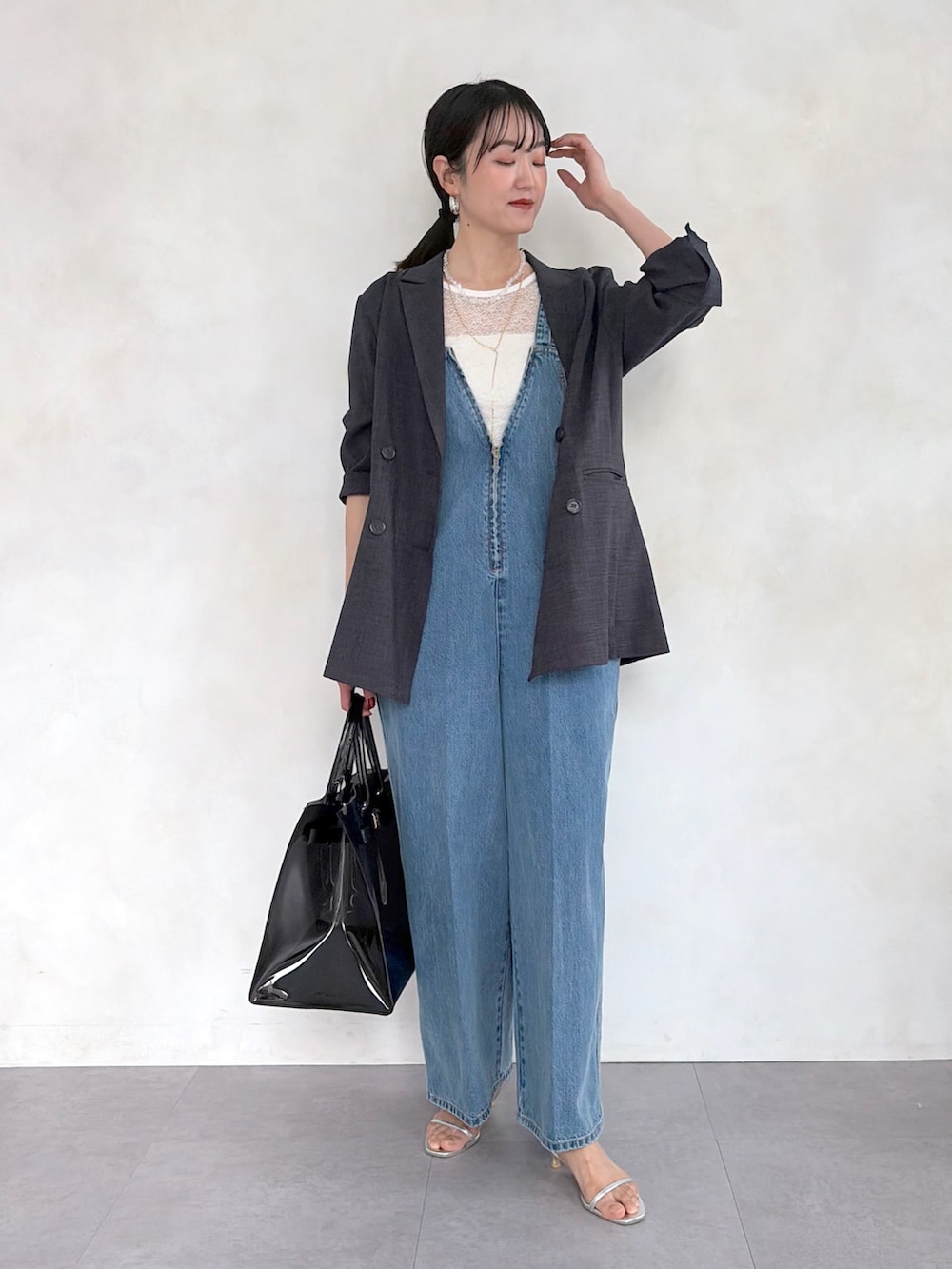 ブルー系のつなぎ/オールインワン、グレー系のテーラードジャケット、ホワイト系のTシャツ/カットソーを着用したレディースの冬コーディネートの2枚目の写真