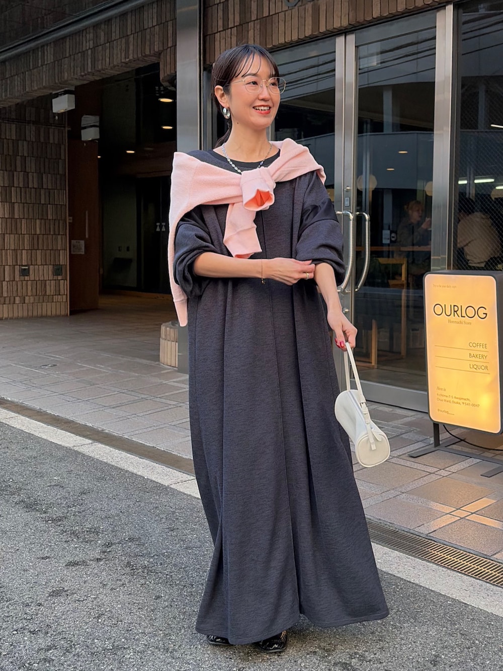 ブルー系のワンピース、ピンク系のTシャツ/カットソーを着用したレディースの冬コーディネートの2枚目の写真