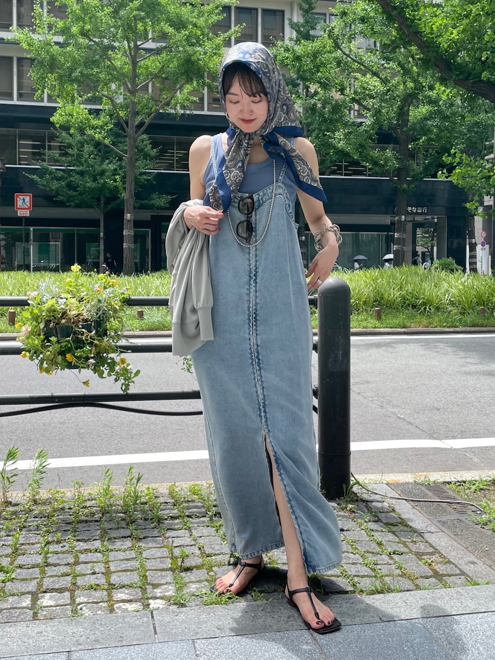 「デニム、デニムコーデ、ワンピース、ワンピースコーデ、タンクトップ、タンク、フェス、フェススタイル、フェスコーデ、フェスファッション、高身長女子、高身長、高身長コーデ」｜「DouDouのリヨセルデニムジャンスカ（ワンピース、ブルー系）」を使った、DouDou_serikaさん（レディース・167cm）の夏コーディネートの2枚目の写真