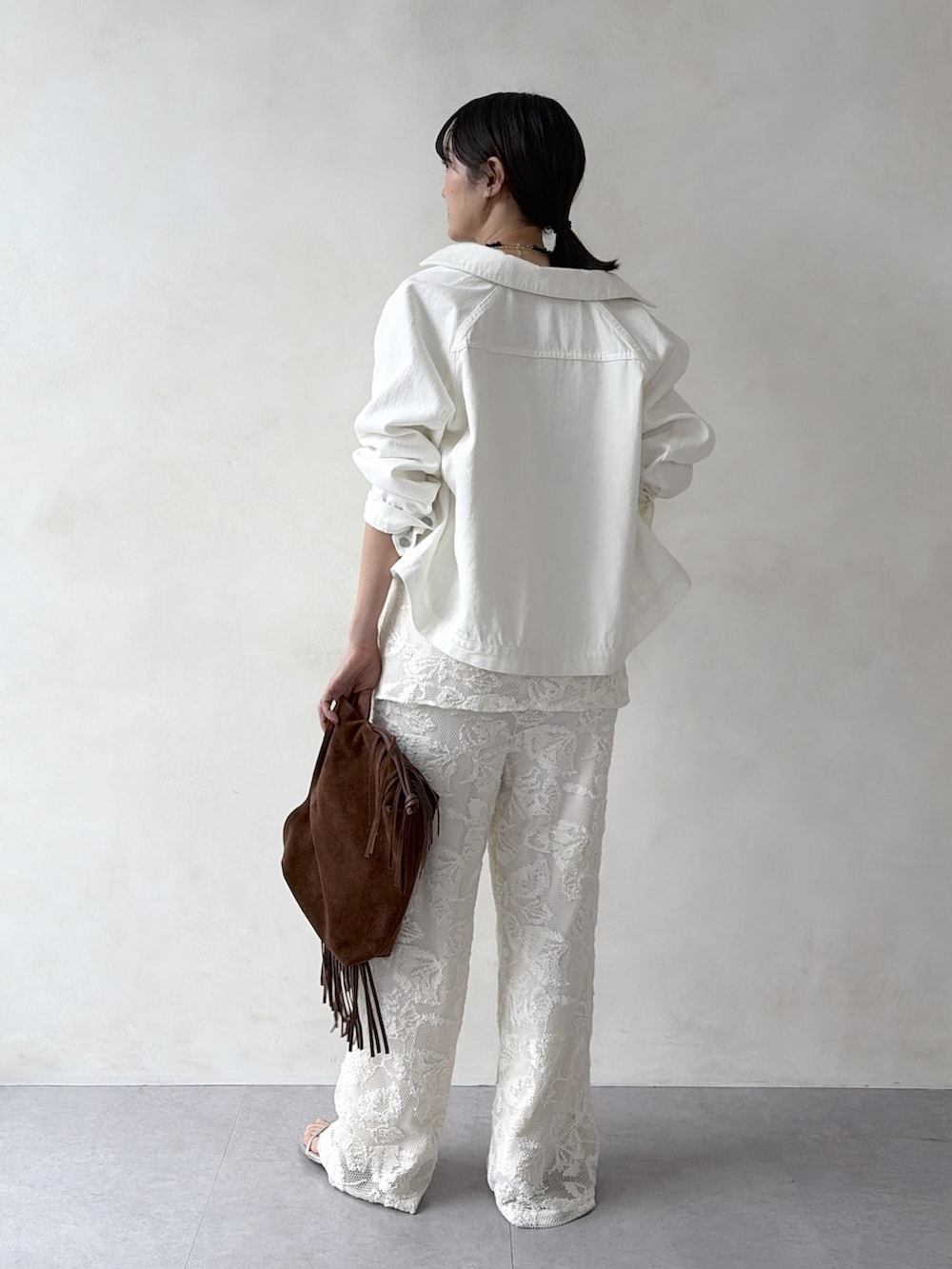 ホワイト系のその他アウター、ホワイト系のシャツ/ブラウス、ホワイト系のその他パンツを着用したレディースの冬コーディネートの3枚目の写真