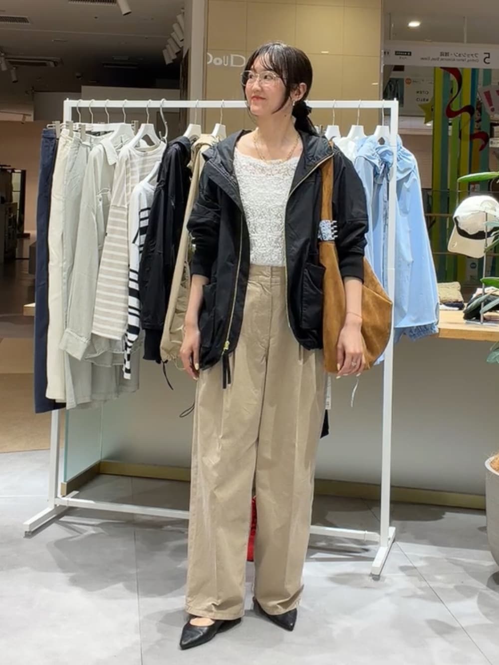 ブラック系のその他アウター、ホワイト系のTシャツ/カットソーを着用したレディースの春コーディネートの2枚目の写真