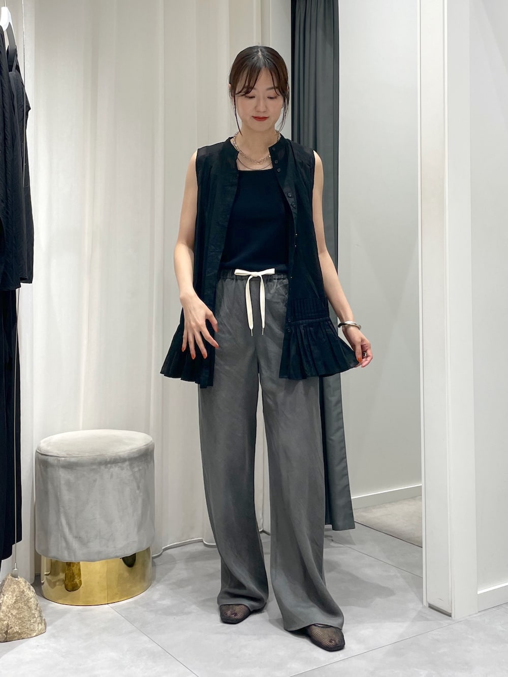 ブラック系のシャツ/ブラウス、ブラック系のタンクトップ、グレー系のその他パンツを着用したレディースの夏コーディネートの3枚目の写真