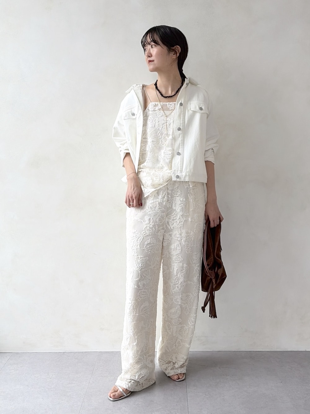 ホワイト系のその他アウター、ホワイト系のシャツ/ブラウス、ホワイト系のその他パンツを着用したレディースの冬コーディネートの2枚目の写真