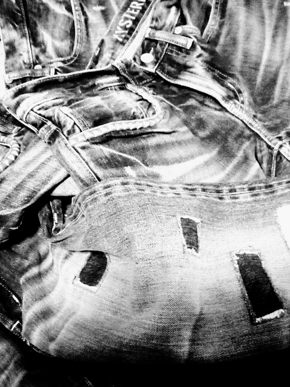 ブラック系のTシャツ/カットソー、ブルー系のデニムパンツ、その他のその他を着用したメンズの秋コーディネートの2枚目の写真