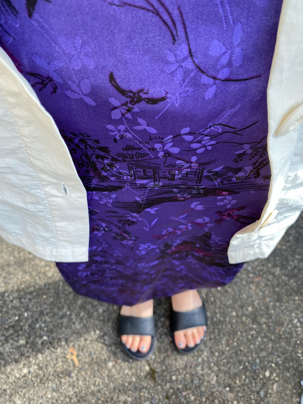 ホワイト系のベスト、ブラック系のサンダル、ホワイト系のTシャツ/カットソーを着用したレディースの夏コーディネートの2枚目の写真