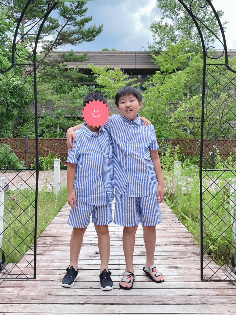 グレー系のサンダルを着用したキッズの夏コーディネートの2枚目の写真