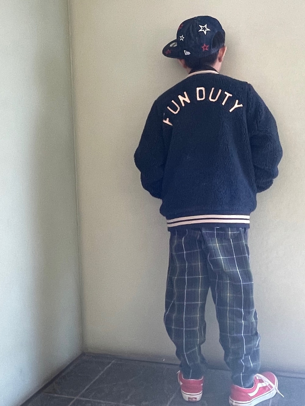 ブルー系のジャケット/アウター、レッド系のTシャツ/カットソー、その他のパンツを着用したキッズの冬コーディネートの2枚目の写真