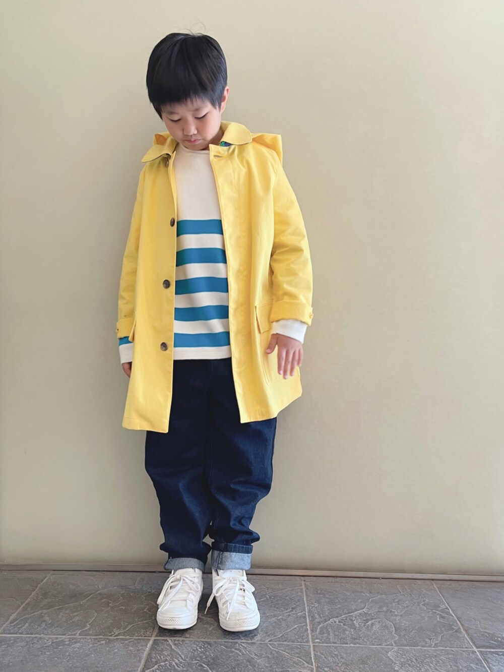 ブルー系のニット/セーター、ブルー系のデニムパンツ、ホワイト系のスニーカーを着用したキッズの秋コーディネートの2枚目の写真