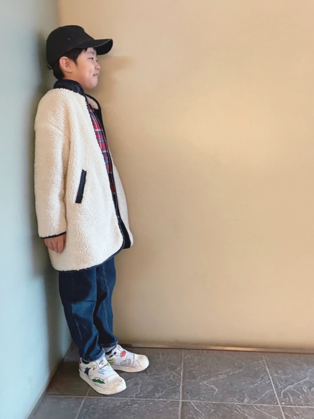 ブルー系のデニムパンツ、レッド系のシャツ/ブラウス、ホワイト系のスニーカーを着用したキッズの冬コーディネートの2枚目の写真