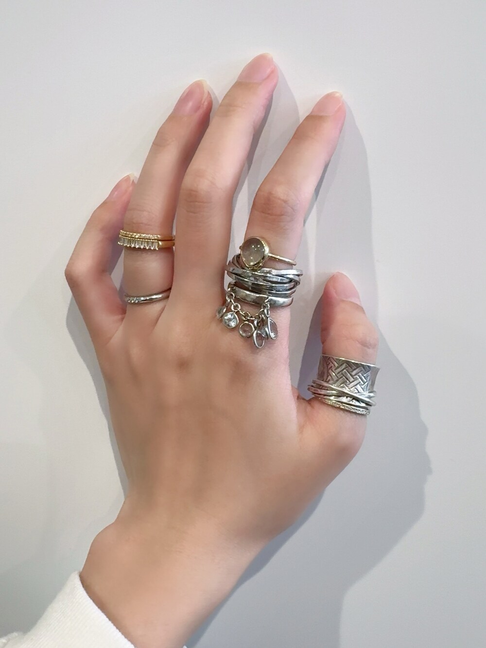 シルバー系のブレスレット、グリーン系のリング、シルバー系のブレスレットを着用したレディースの秋コーディネートの5枚目の写真