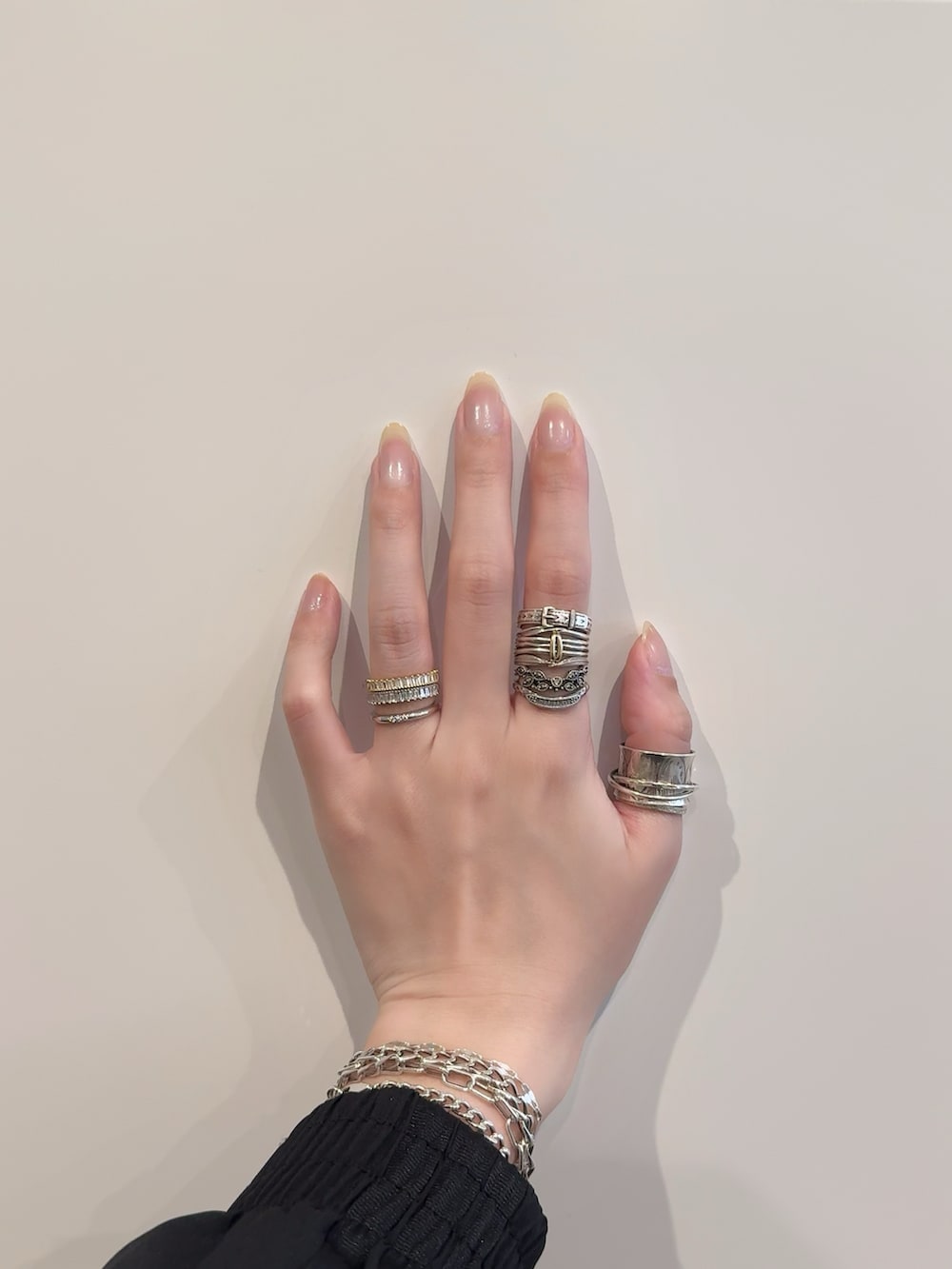 その他のリング、シルバー系のリング、シルバー系のリングを着用したレディースの春コーディネートの3枚目の写真