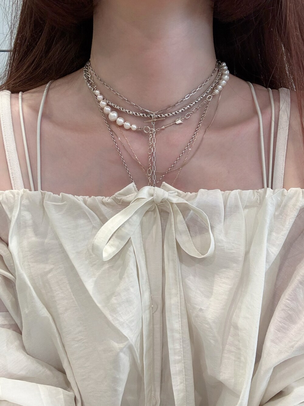 ホワイト系のシャツ/ブラウス、ホワイト系のキャミソール、ベージュ系のワンピースを着用したレディースの夏コーディネートの2枚目の写真