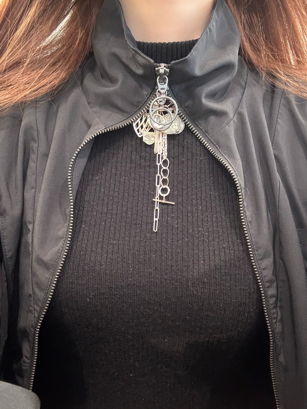 ブラック系のジャージ、シルバー系のチャーム、シルバー系のネックレスを着用したレディースの春コーディネートの5枚目の写真