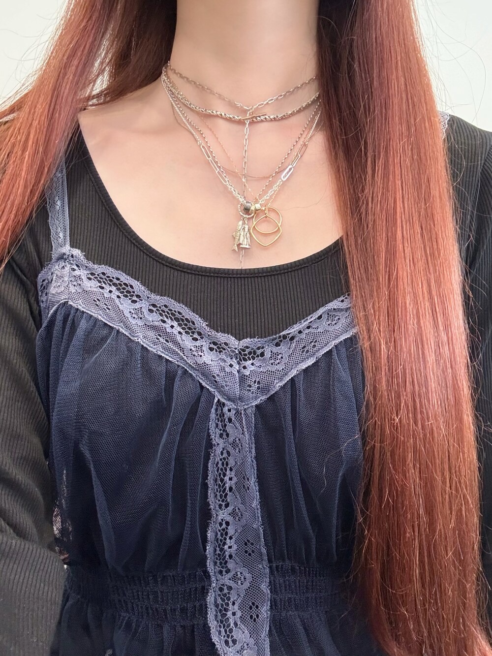 シルバー系のネックレス、シルバー系のネックレス、ゴールド系のリングを着用したレディースの春コーディネートの5枚目の写真