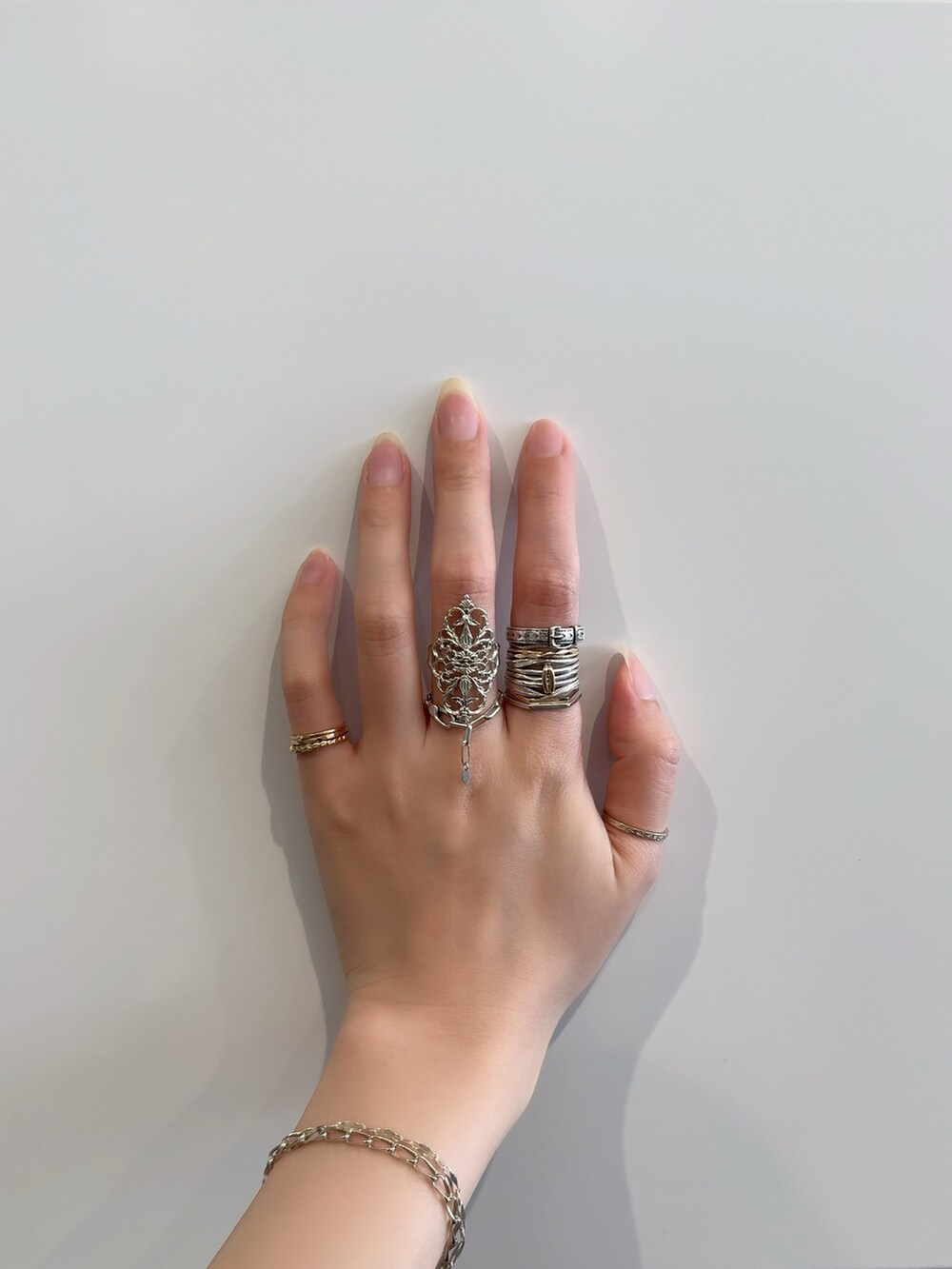 「アガット(agete)、リング、リング重ね付け、リングコーデ、シルバー、シルバーアクセサリー、シルバーリング、シルバーアクセ、ゴールド、ゴールドアクセ、ゴールドアクセサリー、ブレスレット、チェーンリング、ジャラジャラアクセ」｜「ageteのシルバーリング（リング、その他）」を使った、ぺりさん（レディース・165cm）の春コーディネートの2枚目の写真