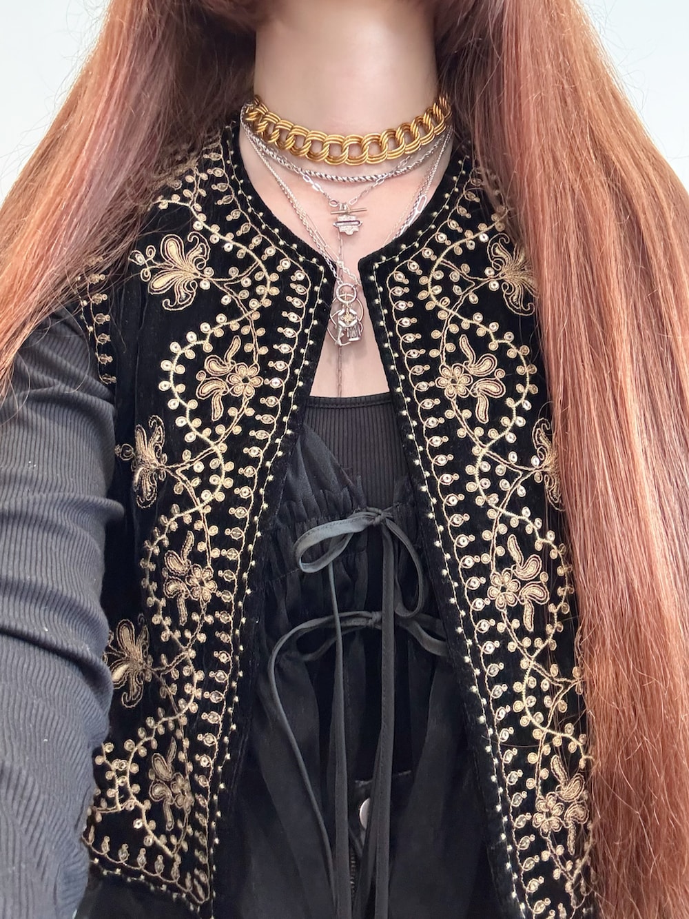 シルバー系のネックレス、シルバー系のネックレス、シルバー系のネックレスを着用したレディースの秋コーディネートの2枚目の写真