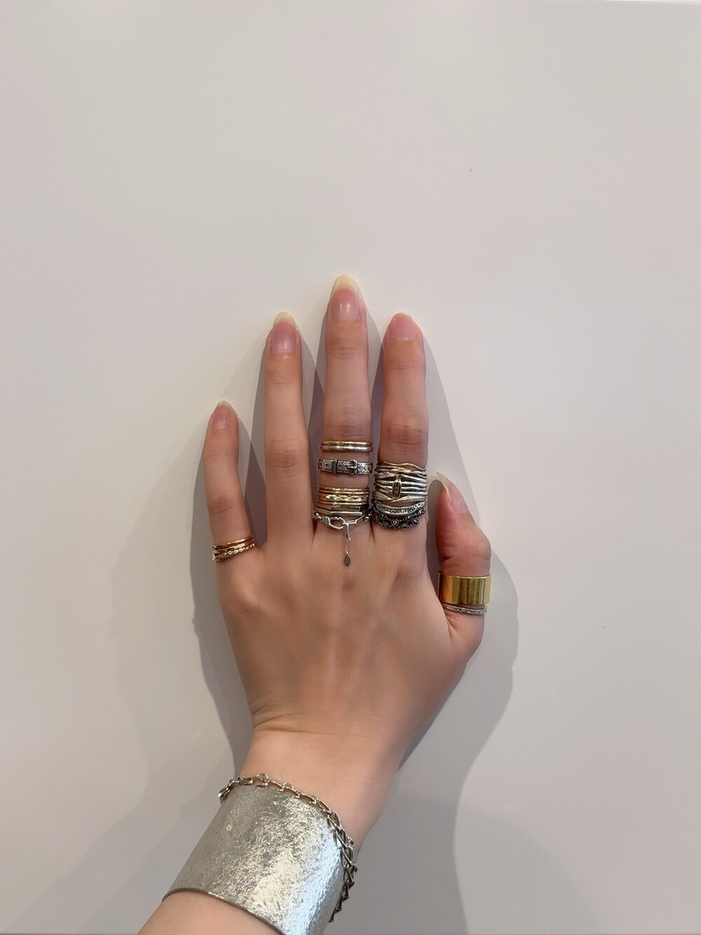 「アガット(agete)、リング、リング重ね付け、リングコーデ、シルバーアクセサリー、シルバー、シルバーリング、シルバーアクセ、ゴールドアクセ、ゴールド、ゴールドアクセサリー、ゴールドリング、チェーンリング、シルバーバングル」｜「ageteのシルバーリング（リング、その他）」を使った、ぺりさん（レディース・165cm）の春コーディネートの3枚目の写真