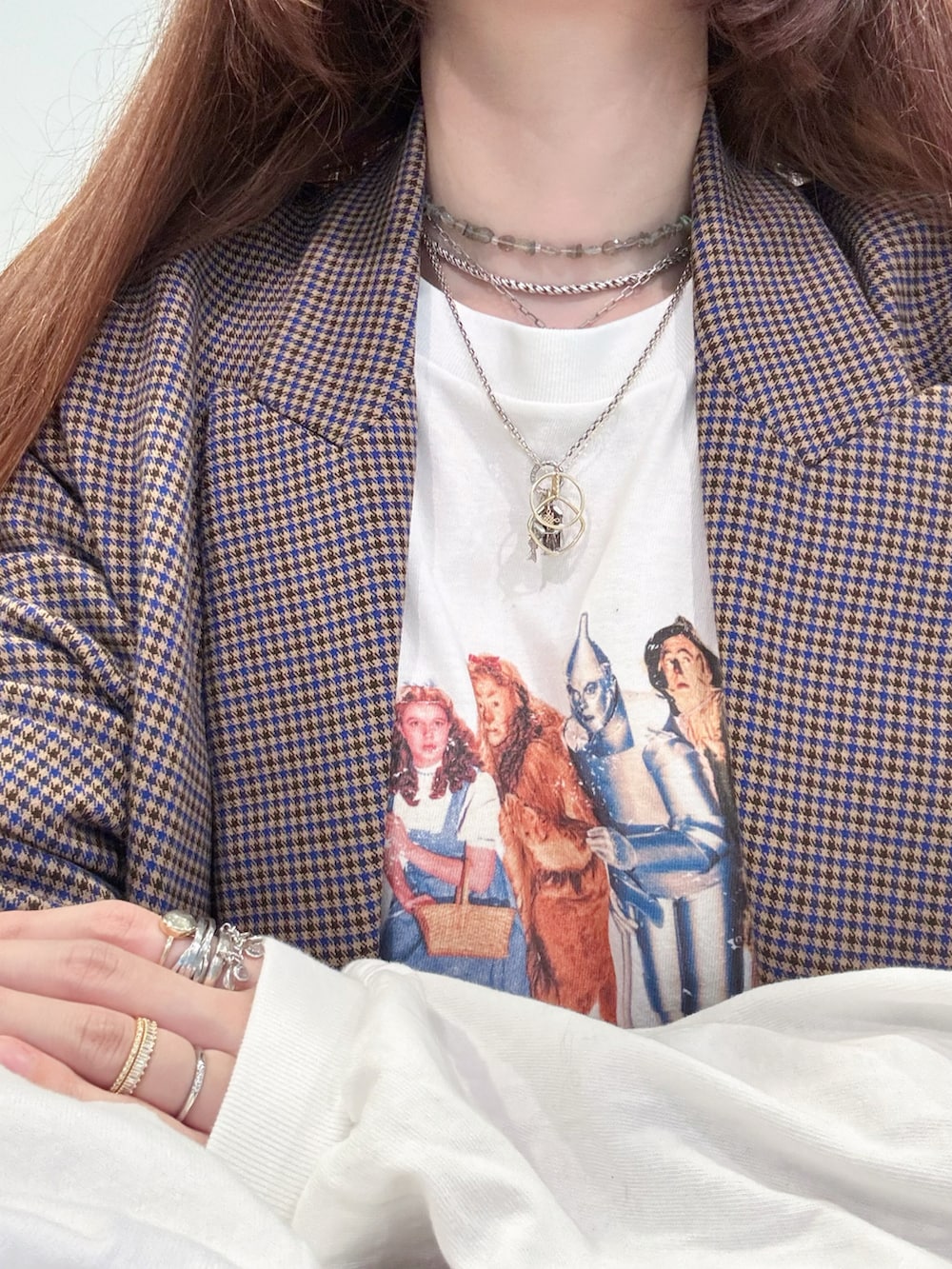 ホワイト系のTシャツ/カットソー、グレー系のネックレス、ゴールド系のネックレスを着用したレディースの秋コーディネートの5枚目の写真