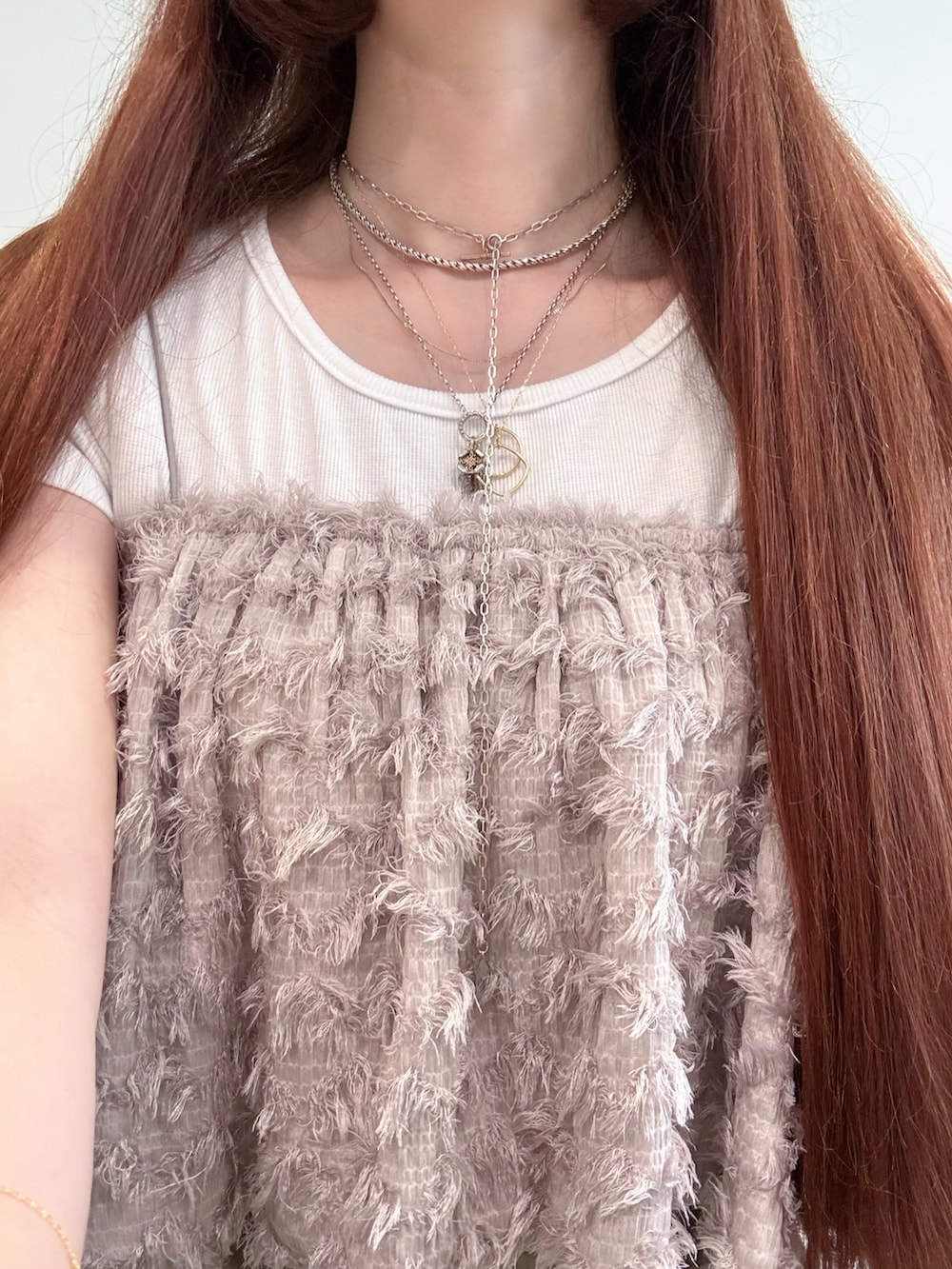 グレー系のキャミソール、ゴールド系のネックレス、シルバー系のネックレスを着用したレディースの夏コーディネートの2枚目の写真