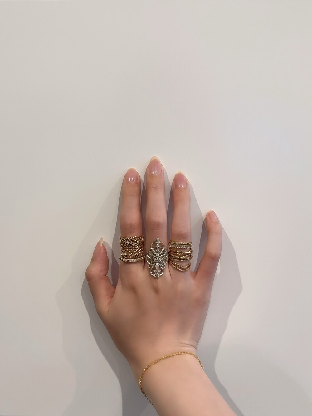 「アガット(agete)、リング、リング重ね付け、リングコーデ、シルバーアクセサリー、シルバー、シルバーリング、シルバーアクセ、ゴールドアクセ、ゴールド、ゴールドアクセサリー、ゴールドリング、ブレスレット」｜「ageteのシルバーリング（リング、シルバー系）」を使った、ぺりさん（レディース・165cm）の春コーディネートの5枚目の写真