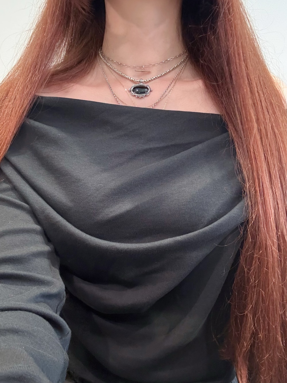 ブラック系のTシャツ/カットソー、ブラック系のスカート、シルバー系のネックレスを着用したレディースの夏コーディネートの3枚目の写真