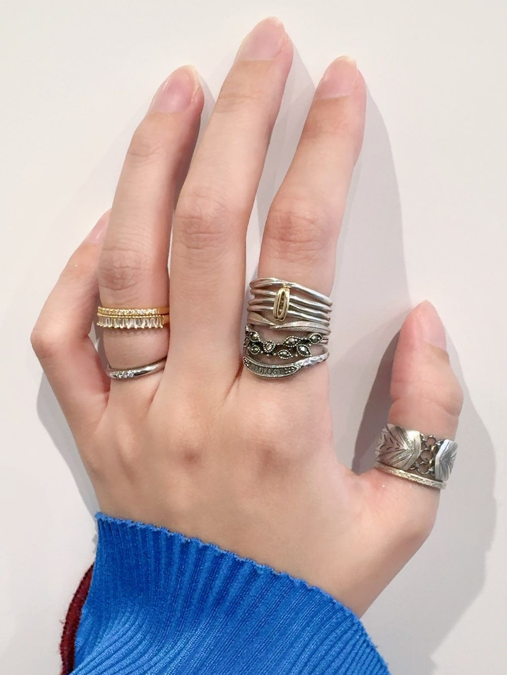 シルバー系のブレスレット、シルバー系のリング、シルバー系のリングを着用したレディースの秋コーディネートの5枚目の写真