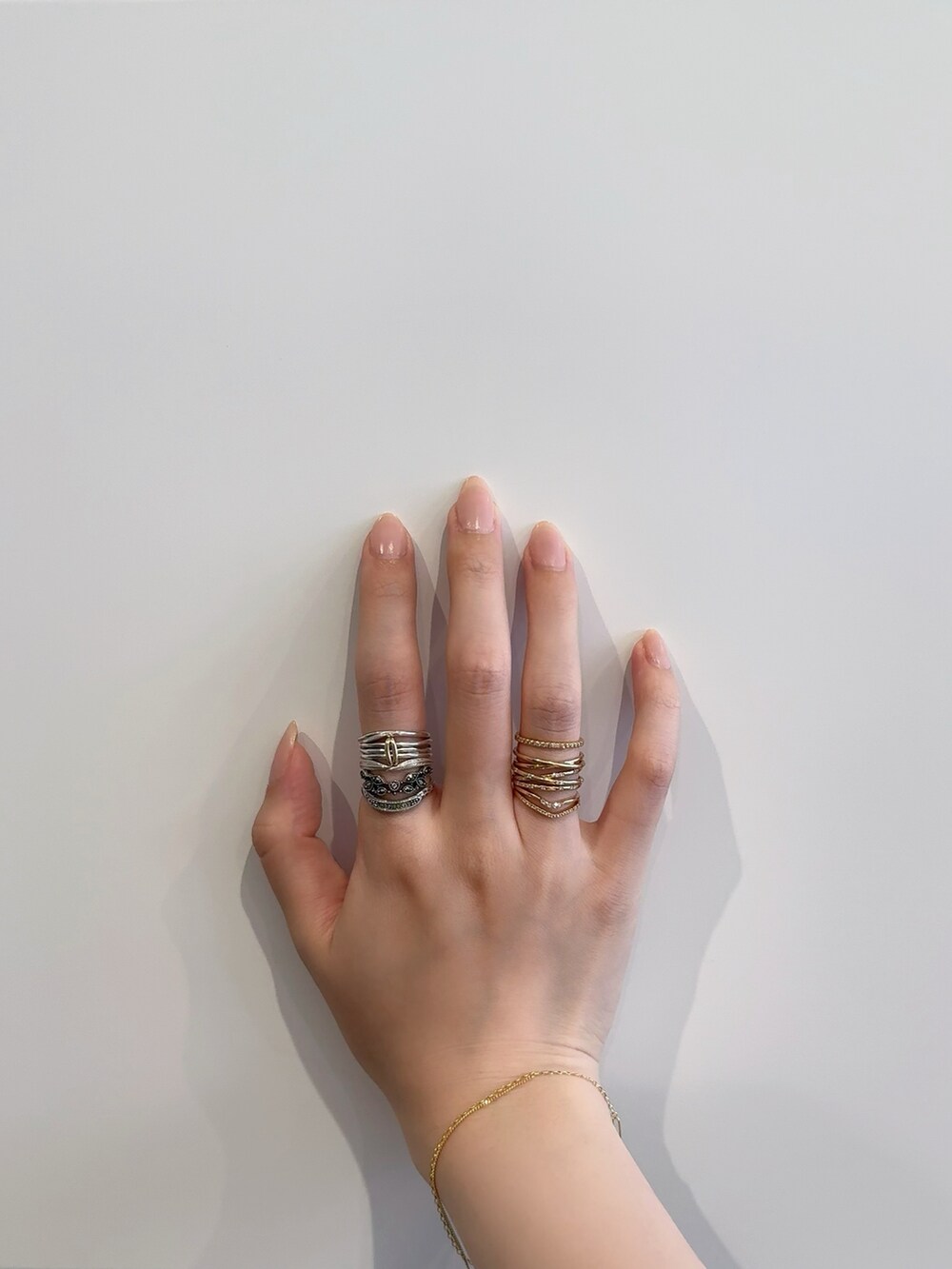 その他のリング、ゴールド系のブレスレット、シルバー系のリングを着用したレディースの夏コーディネートの5枚目の写真