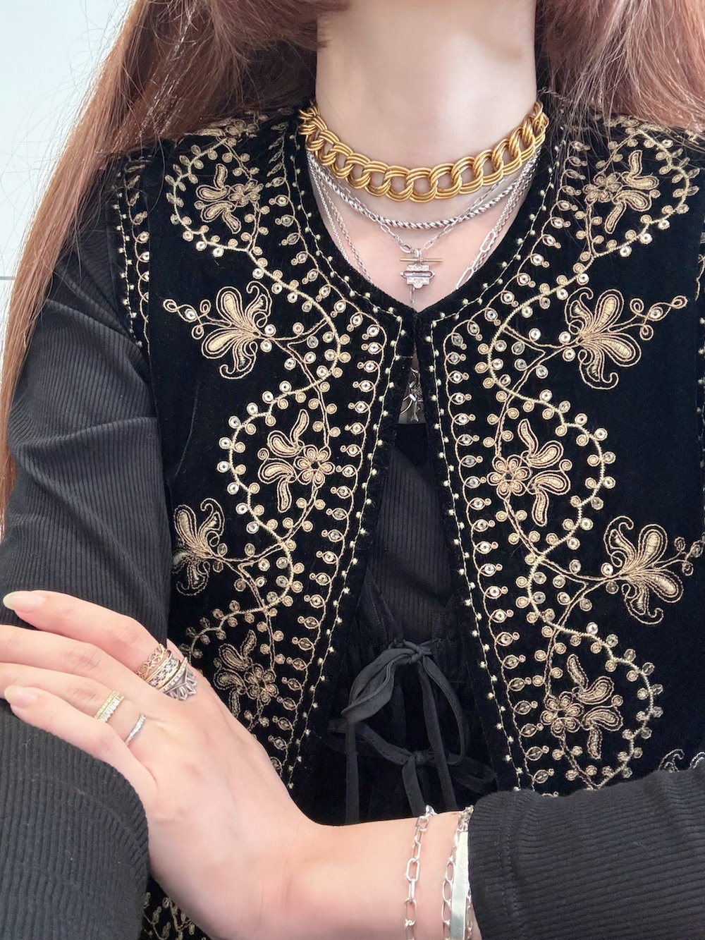 シルバー系のネックレス、シルバー系のネックレス、シルバー系のネックレスを着用したレディースの秋コーディネートの5枚目の写真