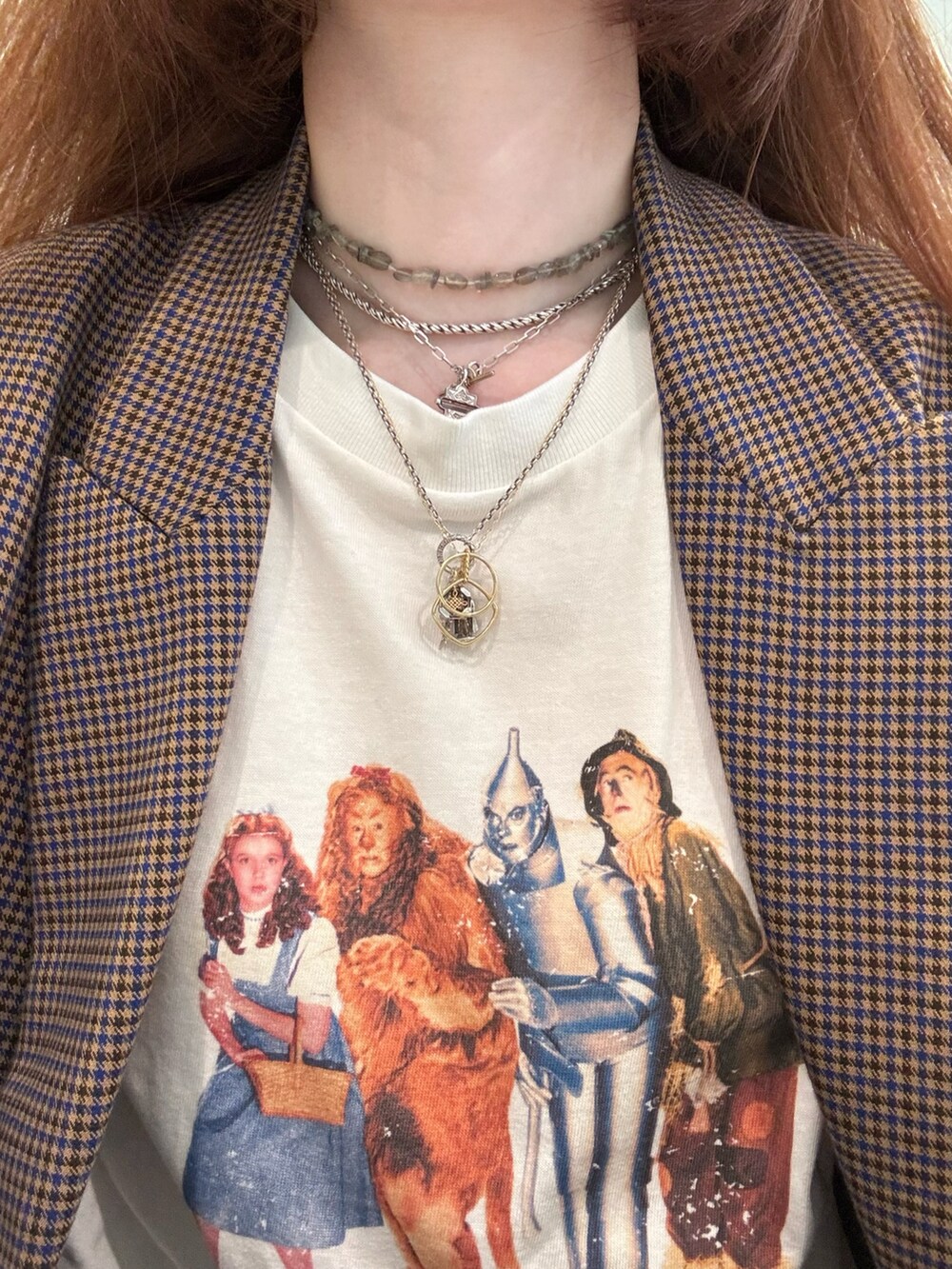 ホワイト系のTシャツ/カットソー、グレー系のネックレス、ゴールド系のネックレスを着用したレディースの秋コーディネートの4枚目の写真