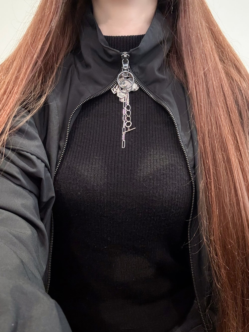 ブラック系のジャージ、シルバー系のチャーム、シルバー系のネックレスを着用したレディースの春コーディネートの2枚目の写真