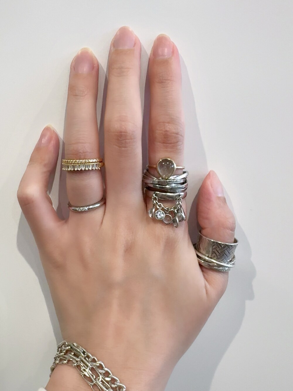 シルバー系のブレスレット、グリーン系のリング、シルバー系のブレスレットを着用したレディースの秋コーディネートの4枚目の写真