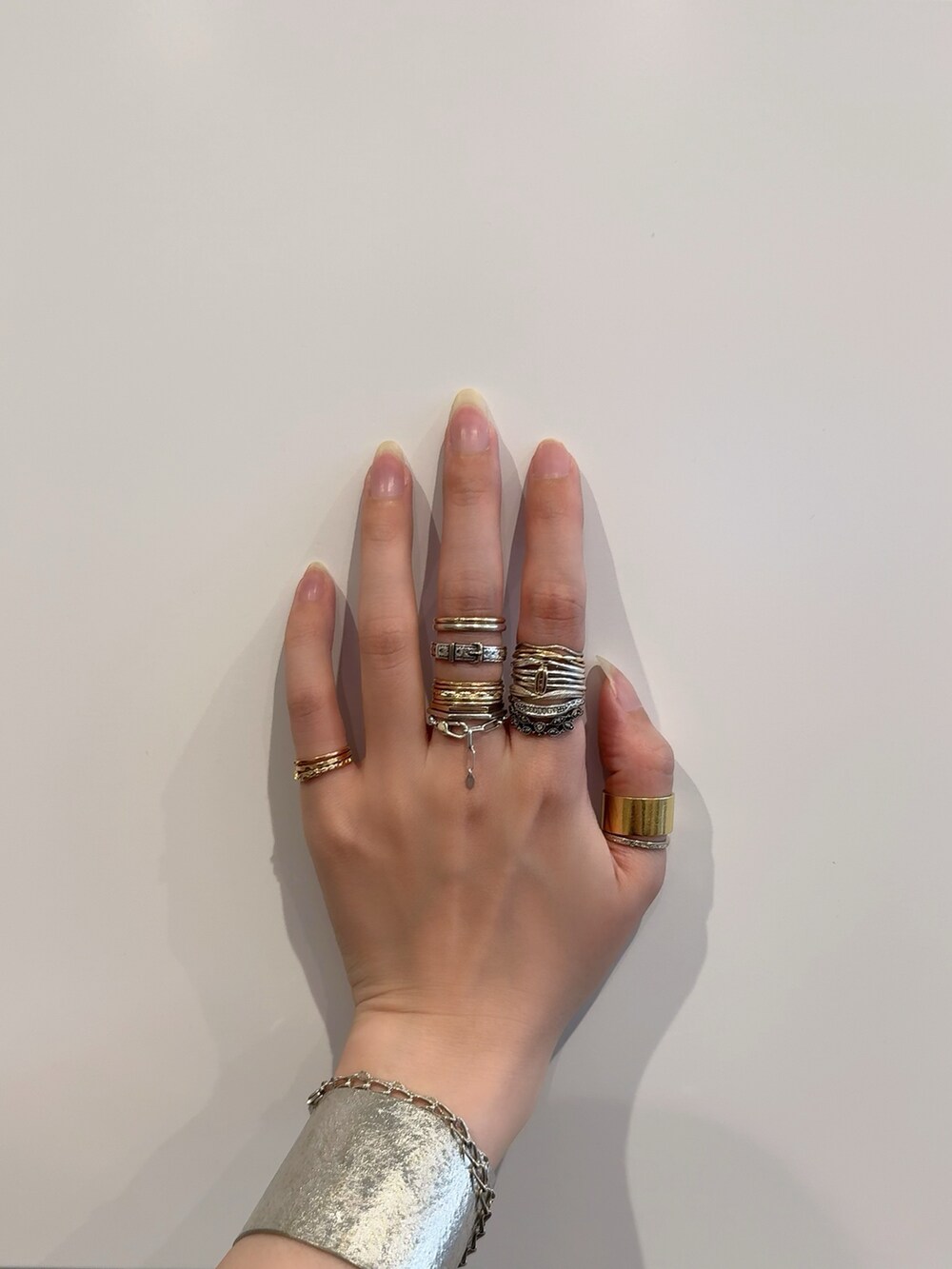 「アガット(agete)、リング、リング重ね付け、リングコーデ、シルバーアクセサリー、シルバー、シルバーリング、シルバーアクセ、ゴールドアクセ、ゴールド、ゴールドアクセサリー、ゴールドリング、チェーンリング、シルバーバングル」｜「ageteのシルバーリング（リング、その他）」を使った、ぺりさん（レディース・165cm）の春コーディネートの4枚目の写真