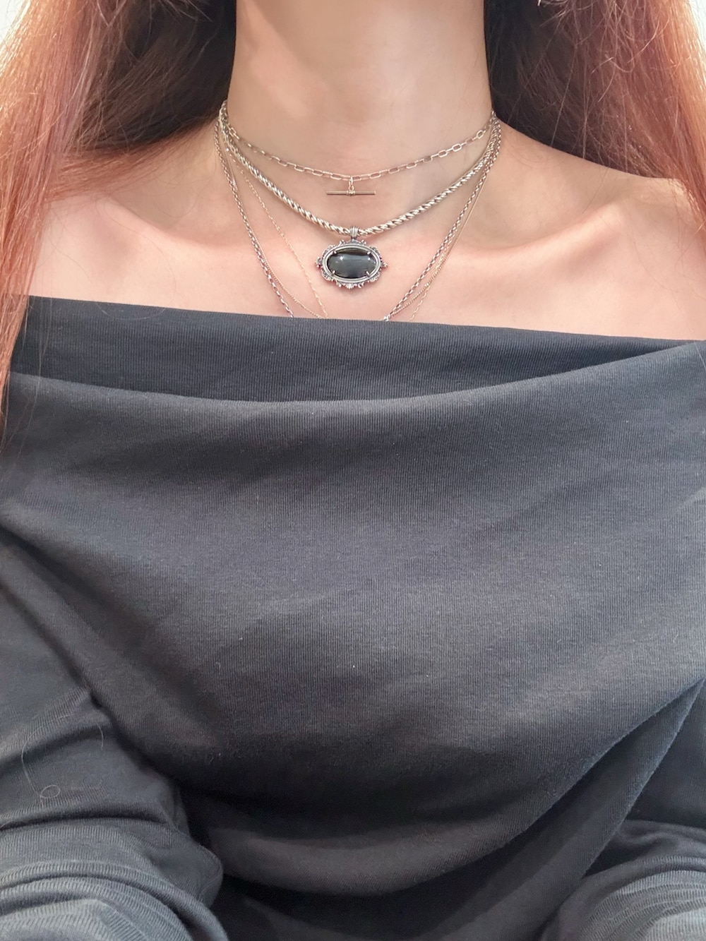 ブラック系のTシャツ/カットソー、ブラック系のスカート、シルバー系のネックレスを着用したレディースの夏コーディネートの4枚目の写真