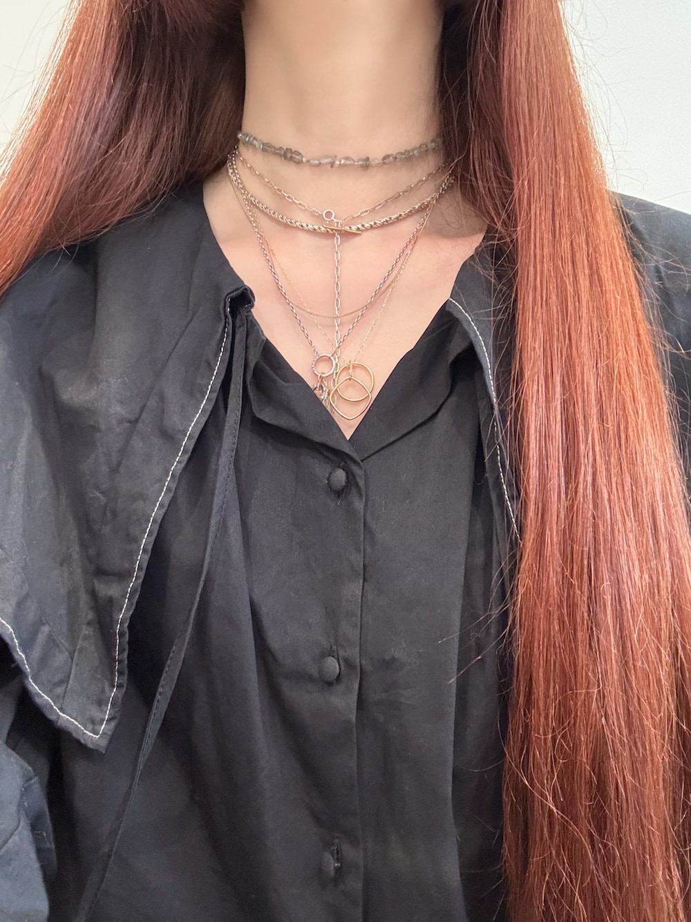 「ワントーンコーデ、アガット(agete)、ブラック、ブラックコーデ、黒コーデ、ZARA、ZARAコーデ、ネックレス、ネックレス重ね付け、シルバーアクセサリー、シルバー、シルバーネックレス、ゴールドアクセ、ゴールドネックレス、ゴールドアクセサリー」｜「ageteのシルバーラブラドライトネックレス（ネックレス、グレー系）」を使った、ぺりさん（レディース・165cm）の春コーディネートの4枚目の写真