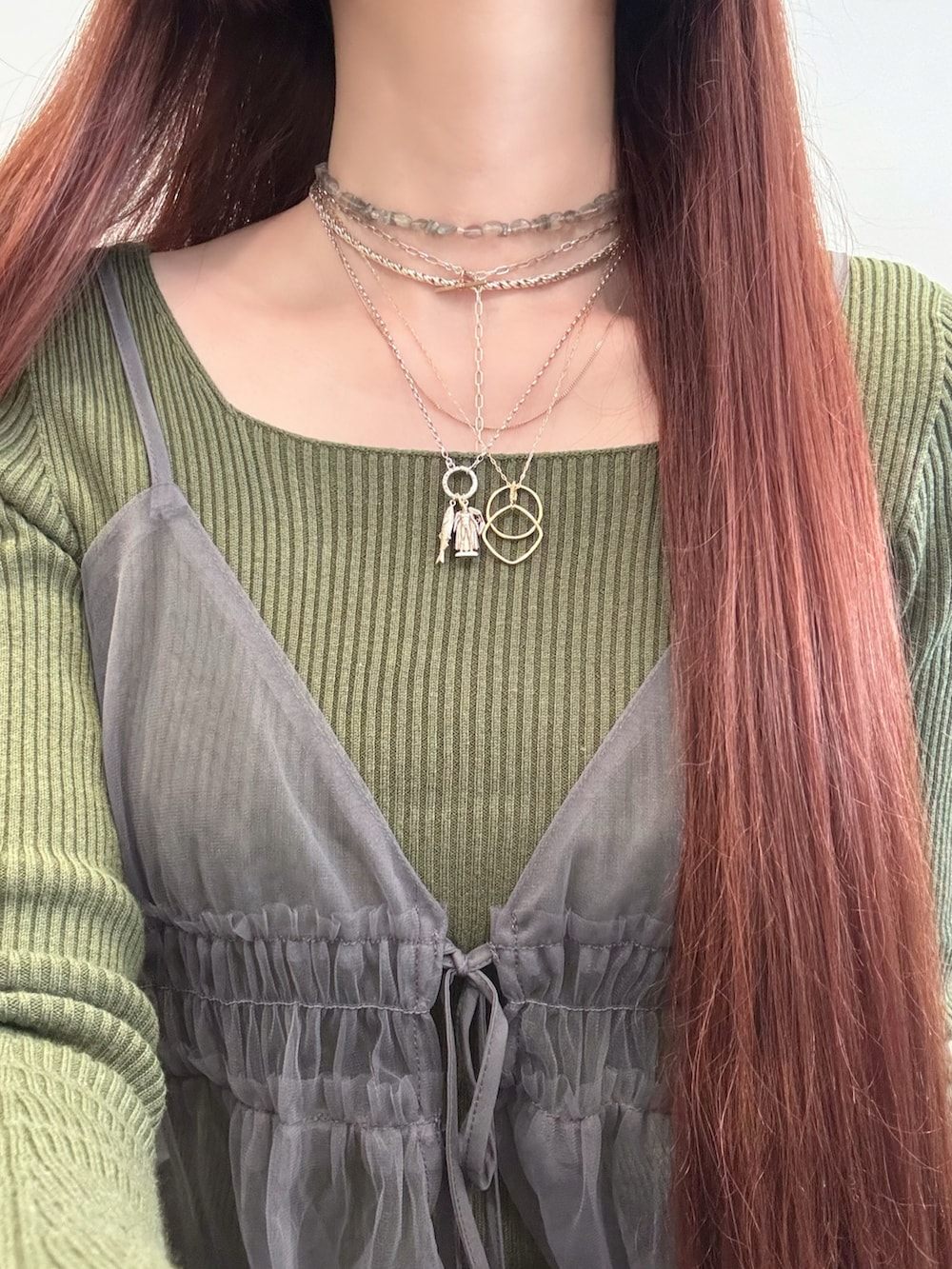 「アガット(agete)、agete、UNIQLO、ユニクロ、ネックレス、ネックレス重ね付け、シルバーアクセサリー、シルバー、シルバーアクセ、シルバーネックレス、ゴールドアクセ、ゴールド、ゴールドアクセサリー、ゴールドネックレス、チョーカーネックレス」｜「ageteのシルバーピアスチャーム（片耳用）（チャーム、その他）」を使った、ぺりさん（レディース・165cm）の春コーディネートの2枚目の写真