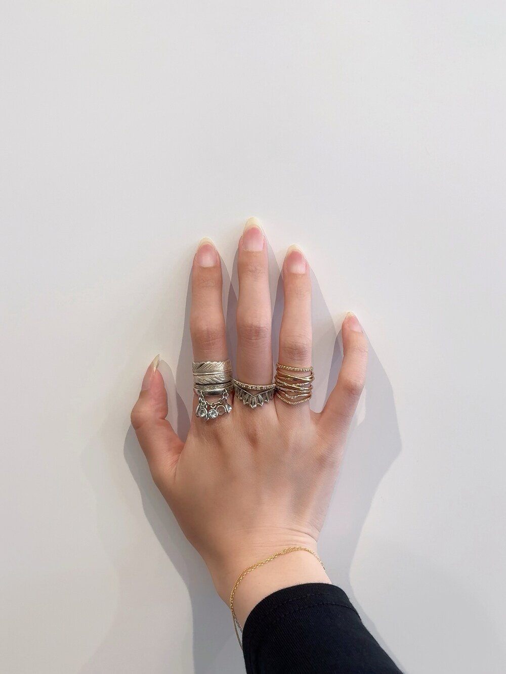 ゴールド系のブレスレット、その他のリング、シルバー系のリングを着用したレディースの夏コーディネートの4枚目の写真