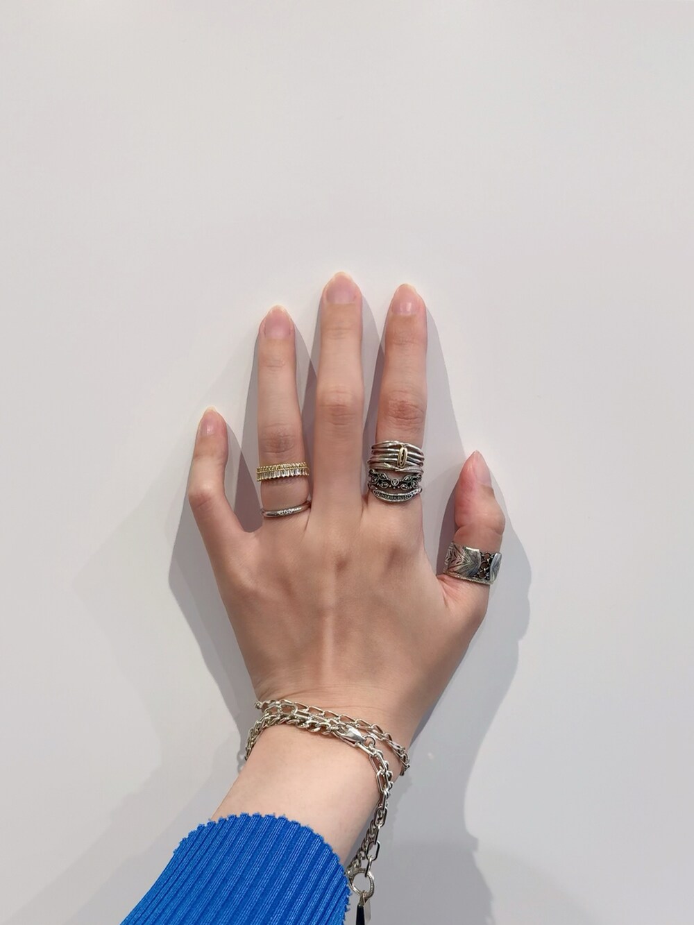 シルバー系のブレスレット、シルバー系のリング、シルバー系のリングを着用したレディースの秋コーディネートの2枚目の写真