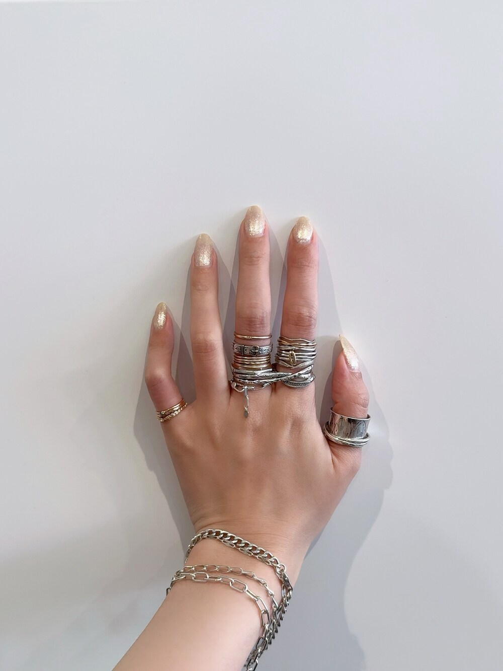 シルバー系のリング、シルバー系のブレスレット、シルバー系のブレスレットを着用したレディースの夏コーディネートの5枚目の写真